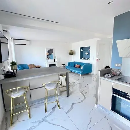 Front, Superbe Pour 4 Personnes * Nice