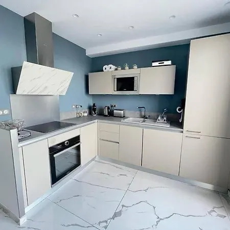 Front, Superbe Pour 4 Personnes *